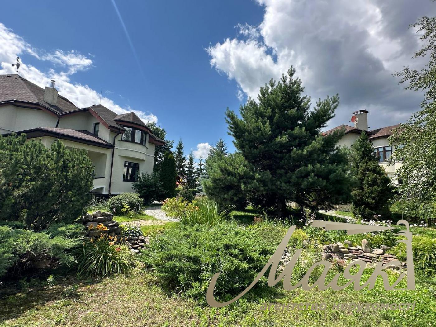 Продаж резиденції з двох будинків на 60 сотках землі на Хуторі Мриги, Голосіївський район.