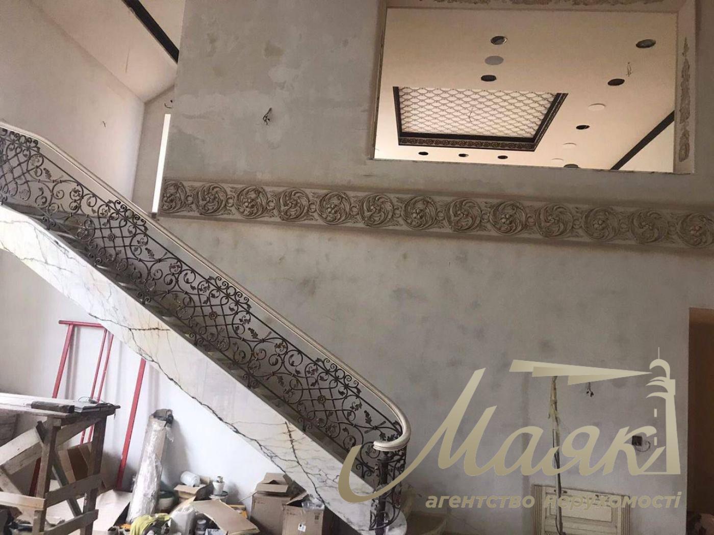 Продаж будинку 1122м2 Козин