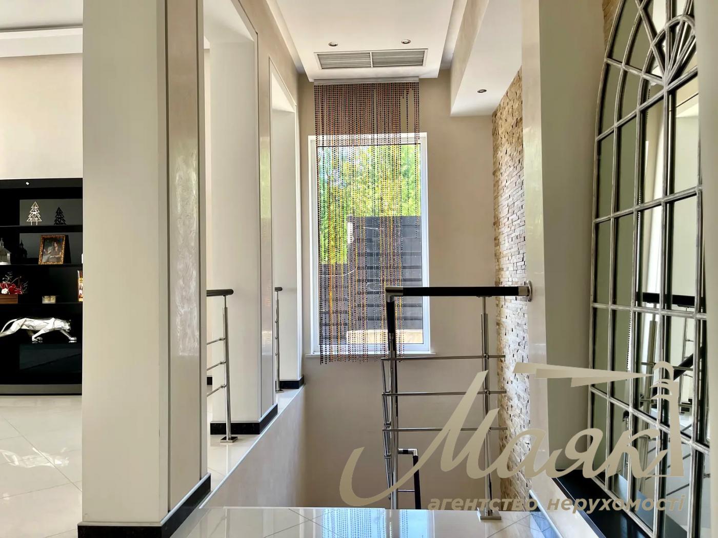 Оренда двоповерхового будинку 435 м² у с. Лісники, КМ "Зелений Гай".