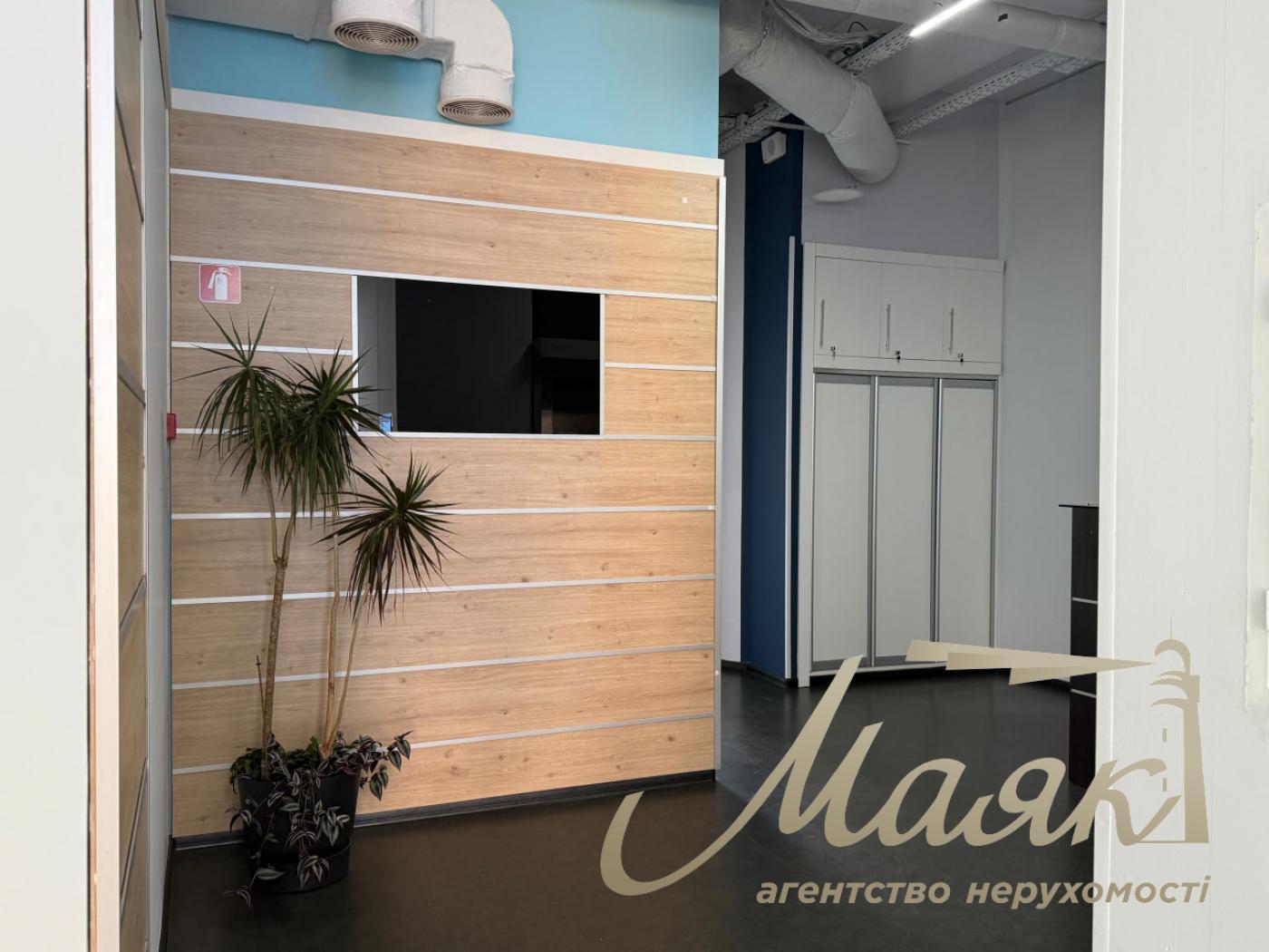 Оренда офісу 555 м2 у БЦ з ремонтом, меблями та терасою Олімпійська