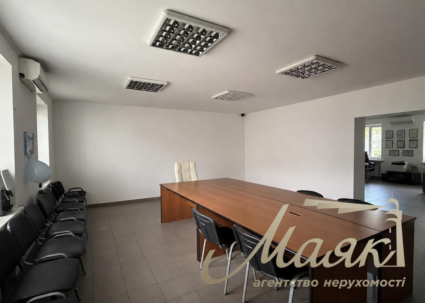 Продаж фасадного комерційного приміщення 89м2 у прохідному та перспективному місці - поворот на ЖК "Комфорт Таун".