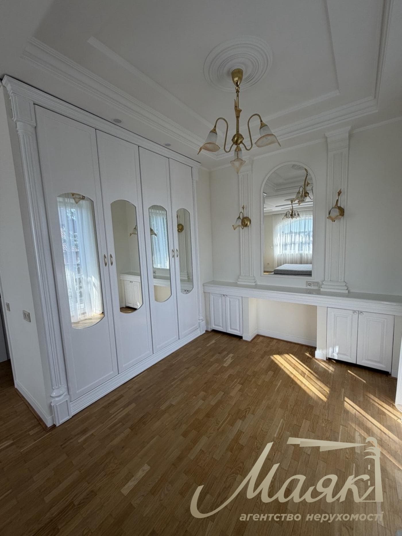Продаж будинку площею 530 м² у центрі с. Гора