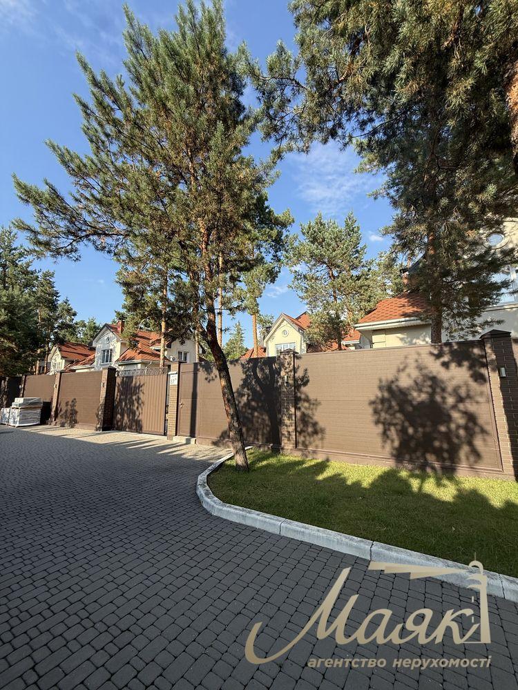 Продаж будинку в закритому КМ AlpenPark серед лісу