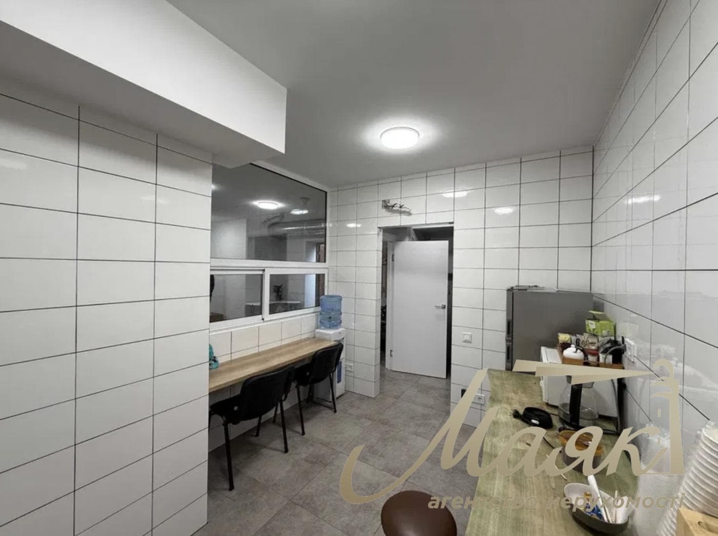Фасадне цокольне приміщення (100 м²), провулок Коломийський, біля станції метро «Васильківська»
