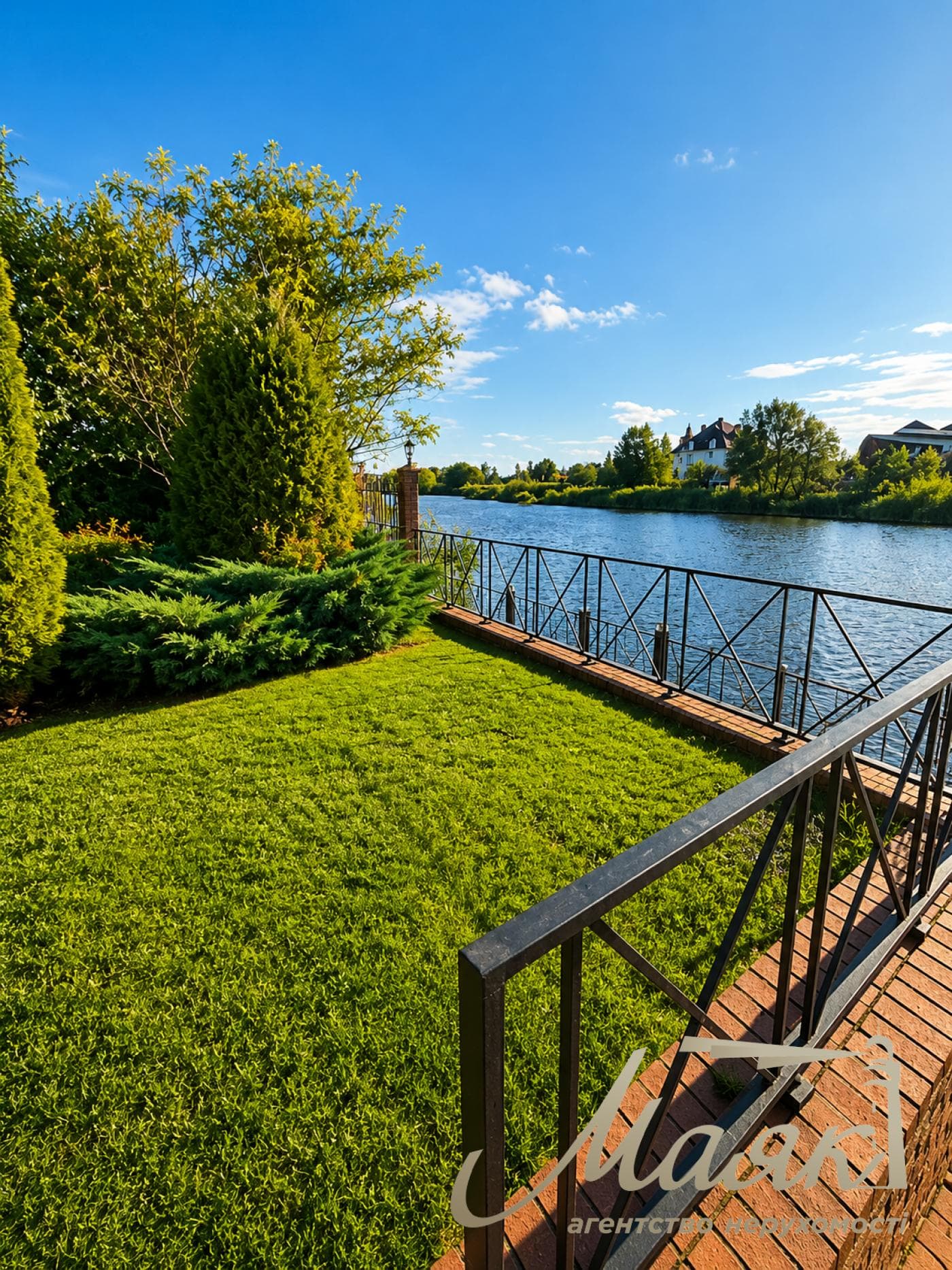 For sale: a 570-square-meter residence/house on the banks of the Kozinka River in the village of Plyuty, on a 26-sotok plot of land, Kyiv Oblast, Obukhiv district.