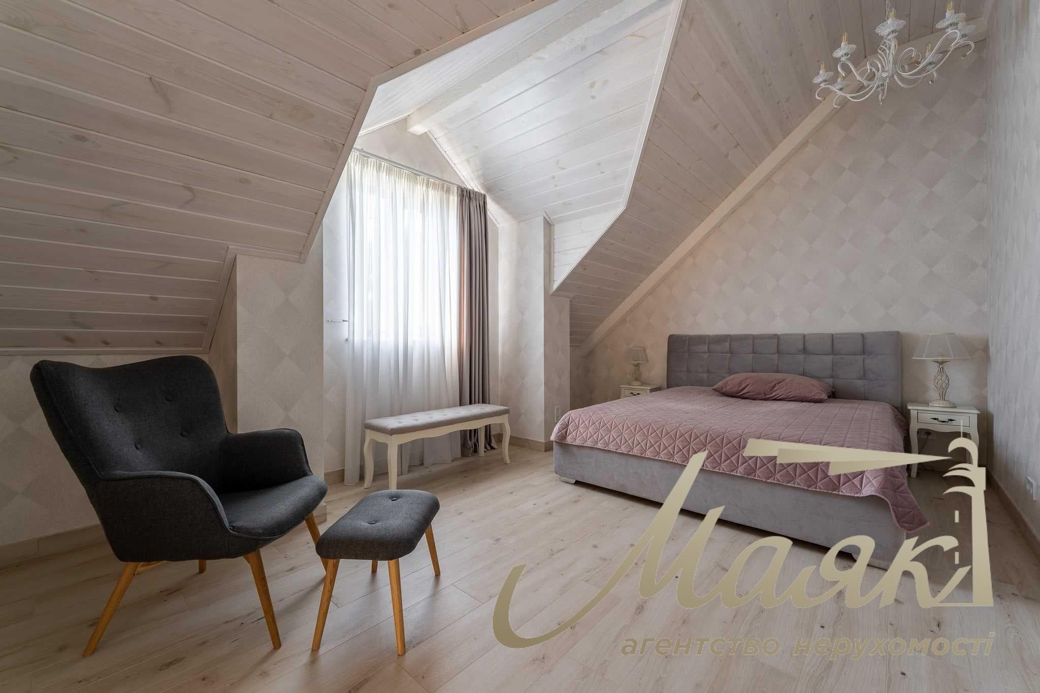 Продаж будинку/сімейної садиби площею 450 м² (2 будинки загальною площею 580 м²), земельна ділянка площею 30 соток, Чапраївка/Віта Литовська, м. Київ, Голосіївський район, 15 хвилин від станції метро «Видубичі»