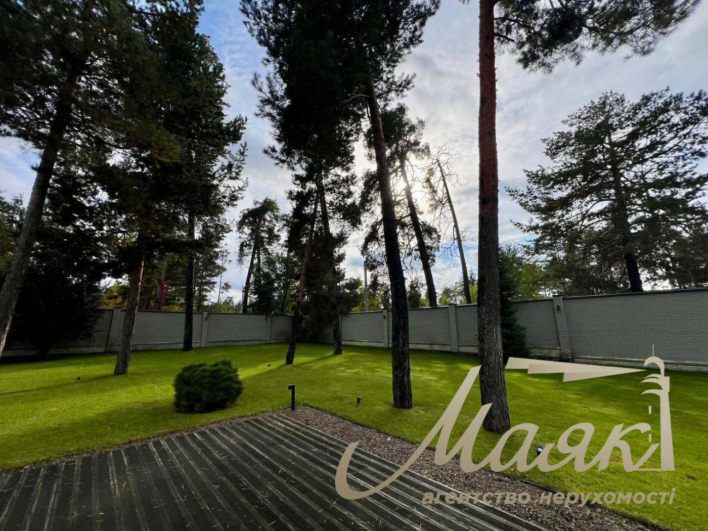 Modern one-storey house with swimming pool in Kozyń