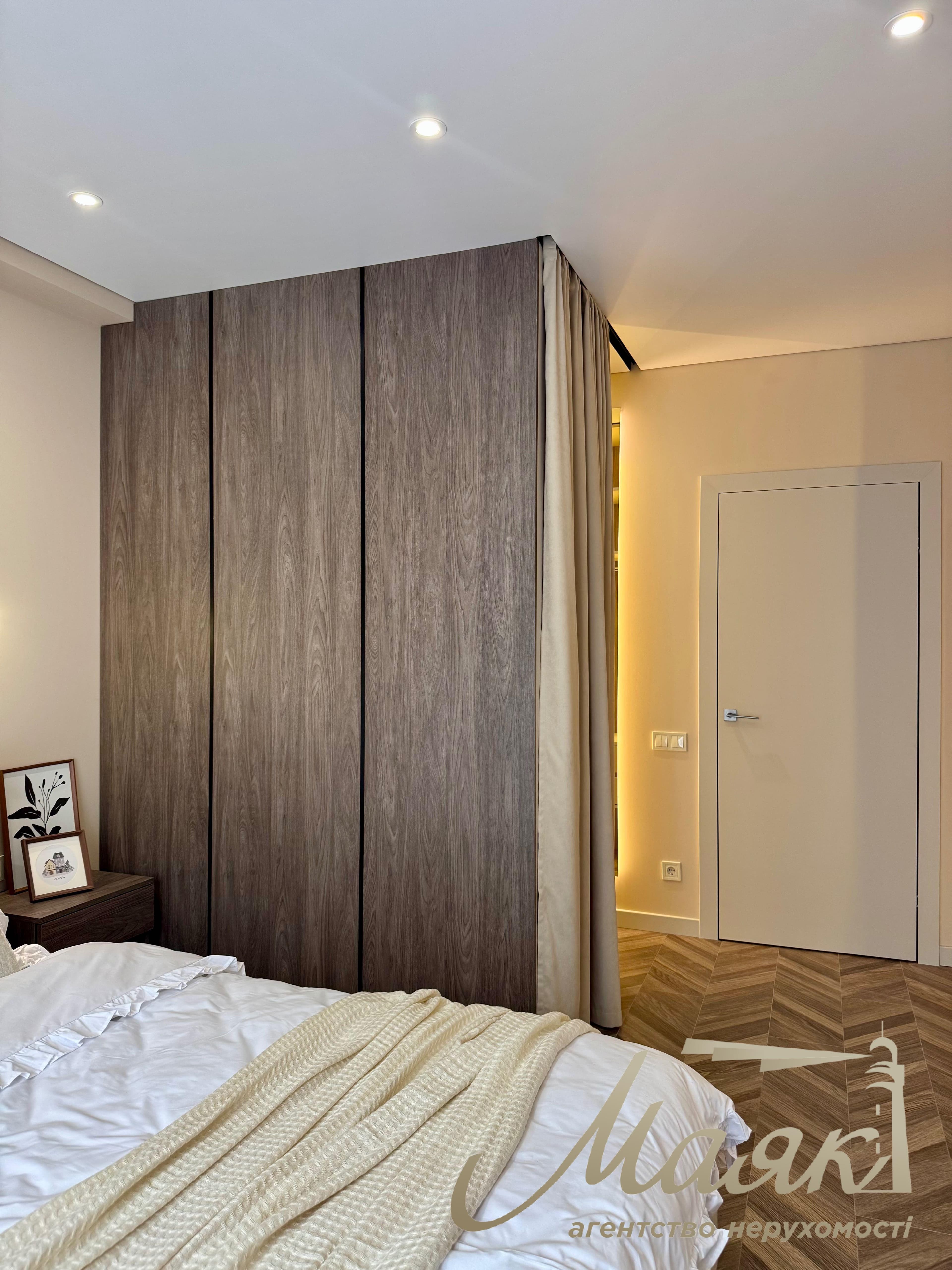 Modern 3-room apartment with designer renovations for sale in the “New England” residential complex, Holosiivskyi District