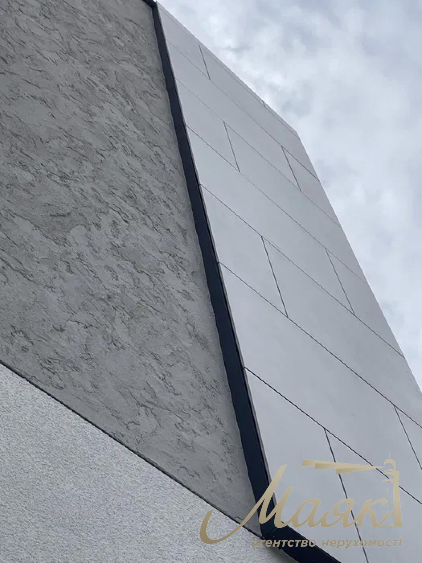 Продаж будинку з бомбосховищем у стилі Hi-Tech у Голосіївському районі