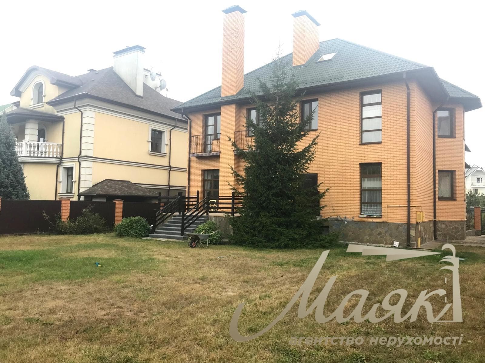 For sale luxury house on the bank of the Dnieper in the elite cooperative "Chernobylets", Obolonsky district, Kiev.