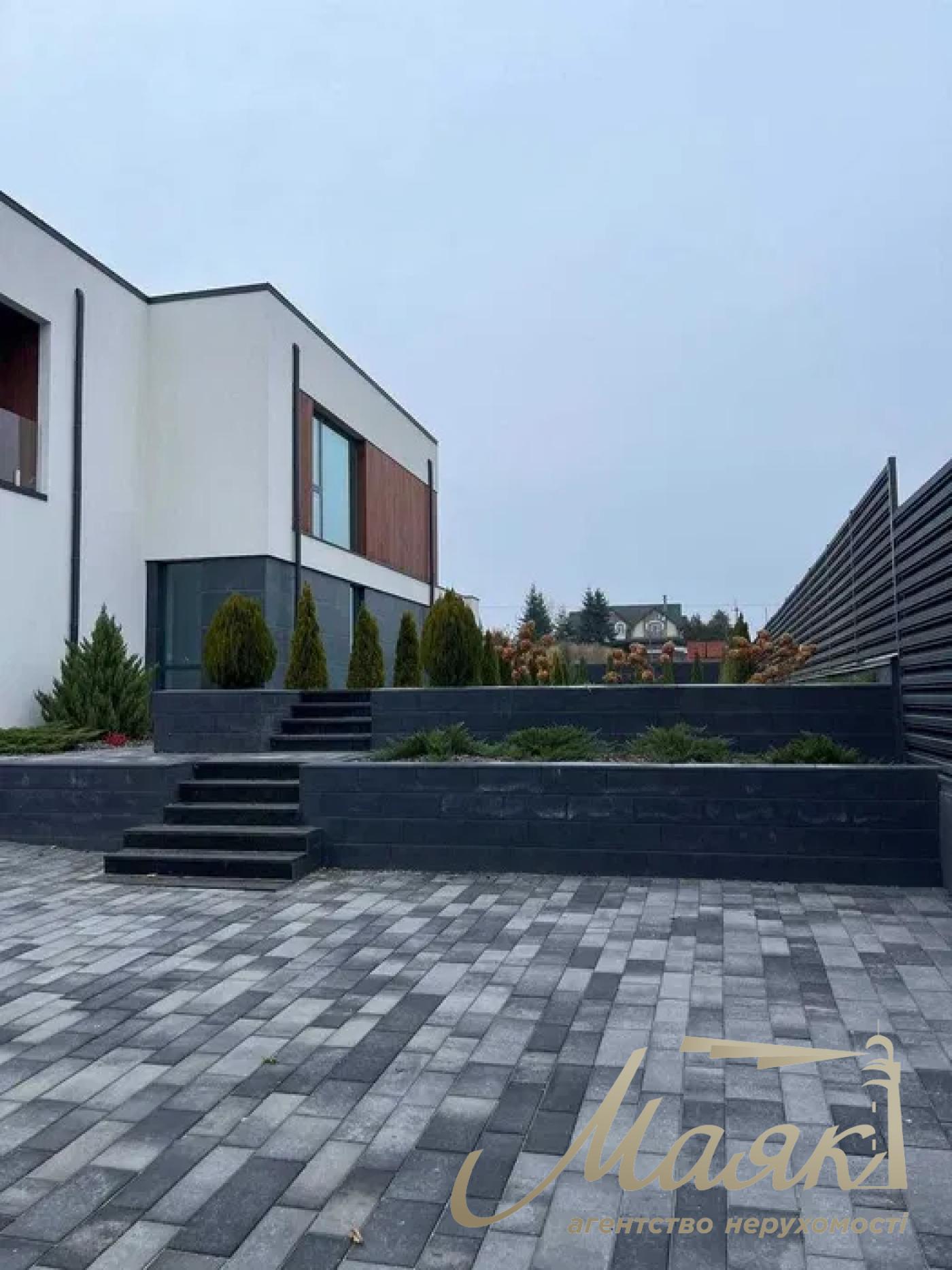 Предлагается к продаже качественный дом в селе Ходосовка — всего в 10 минутах езды от Киева