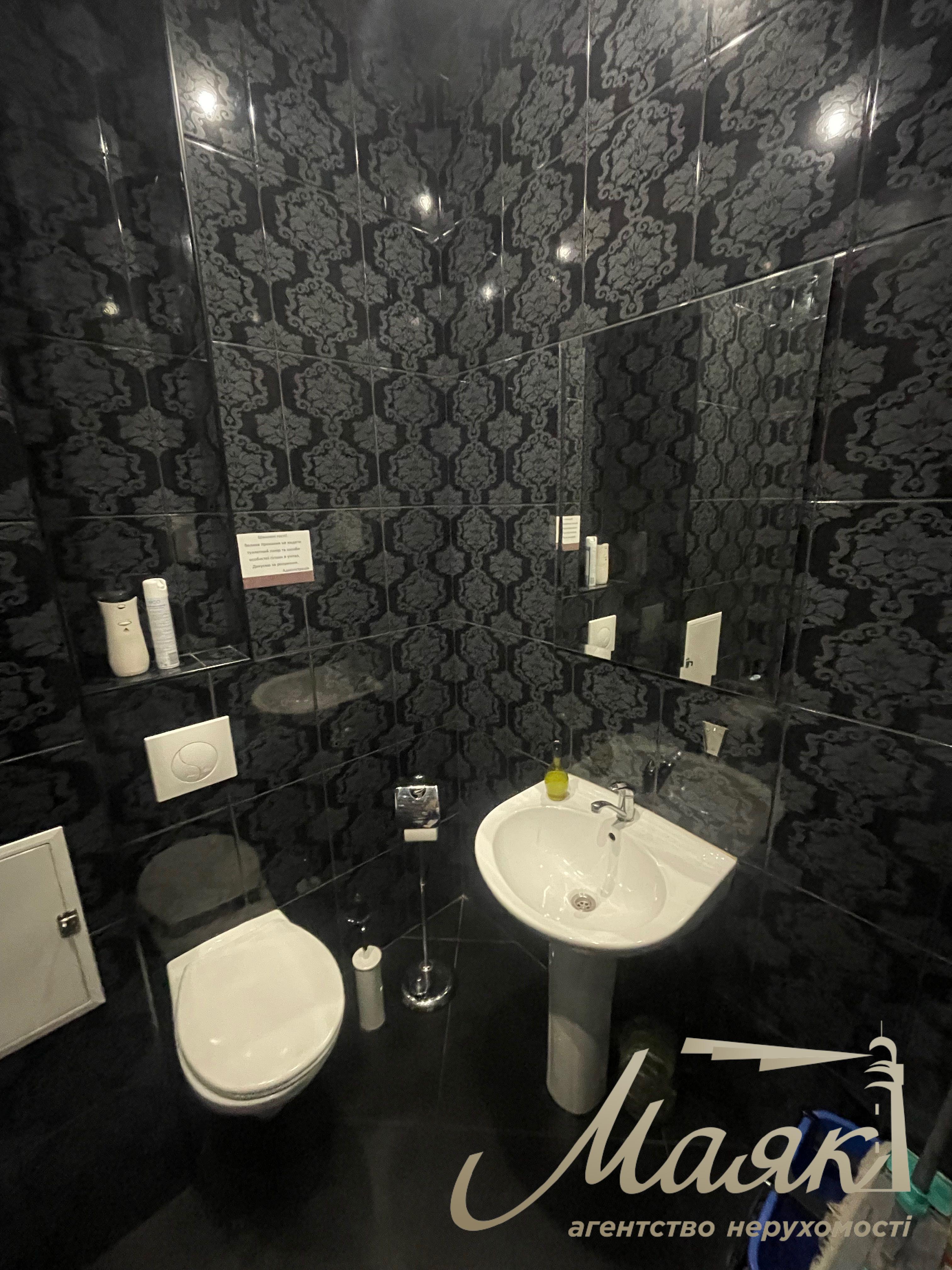 Оренда комерційного приміщення по вул. Анни Ахматової 32/18, біля River Mall