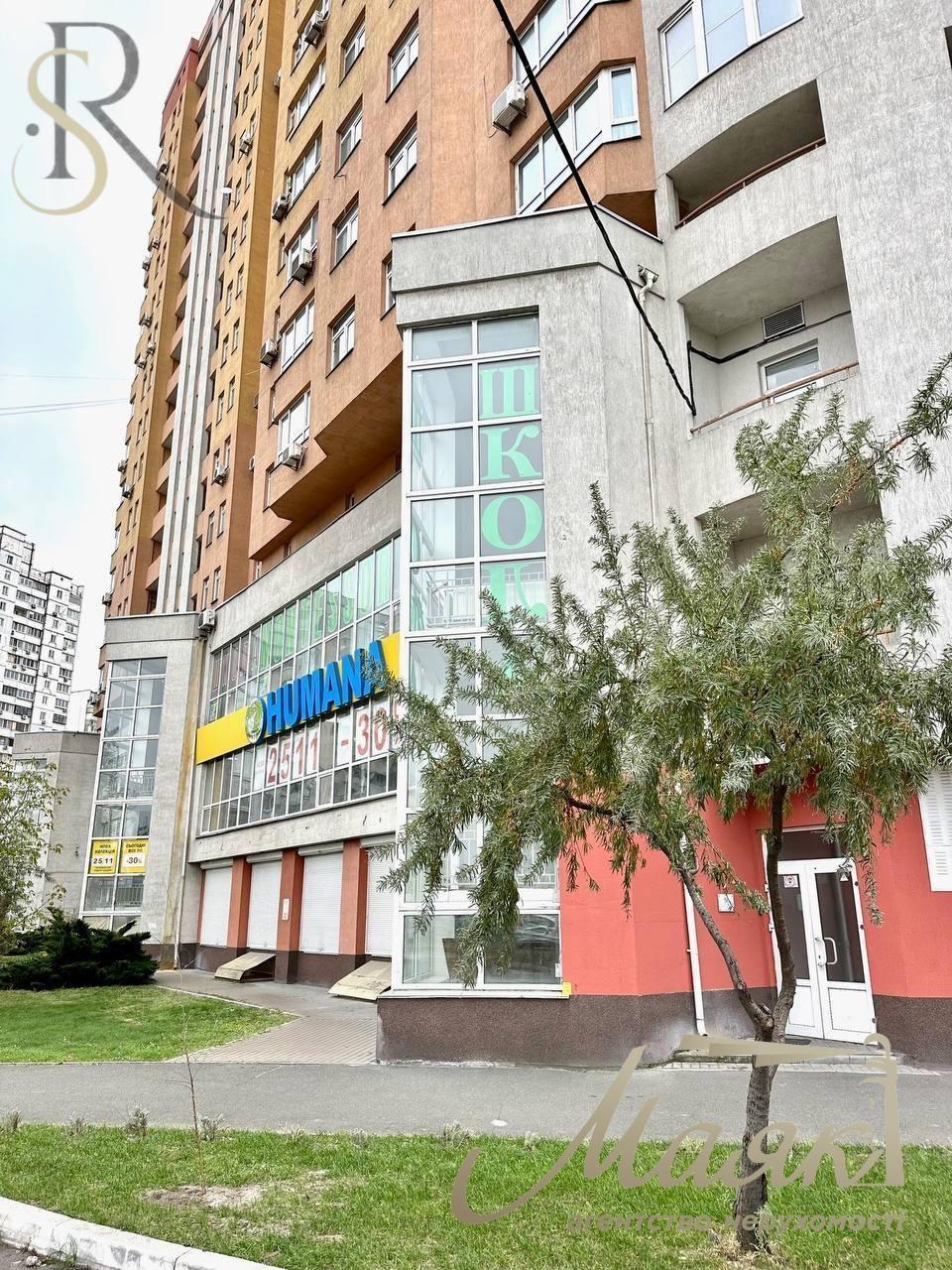 Продаж фасадного приміщення метро "Позняки"