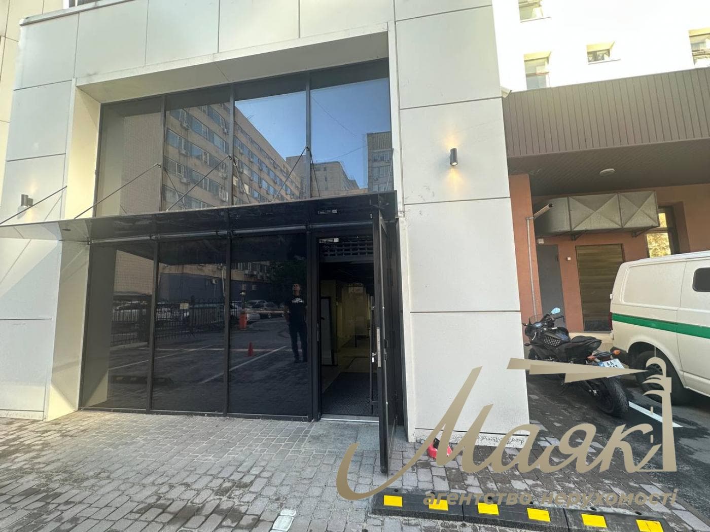 1,132 m² Office Space for Rent in the Business Center at 18/7 Almazova Street, Pechersk