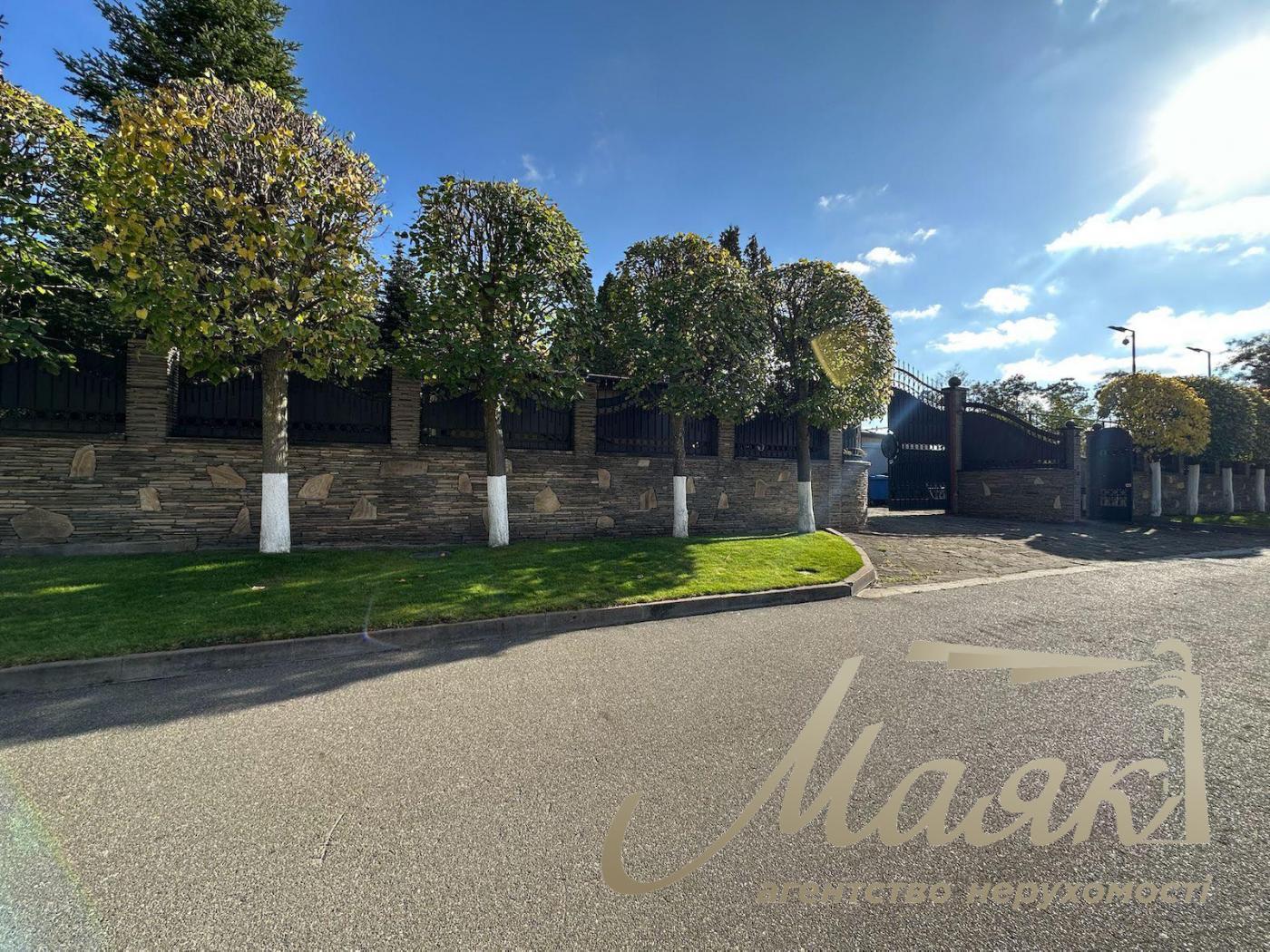 Sale of a plot with access to the Dnieper River. In the city on the Dam.