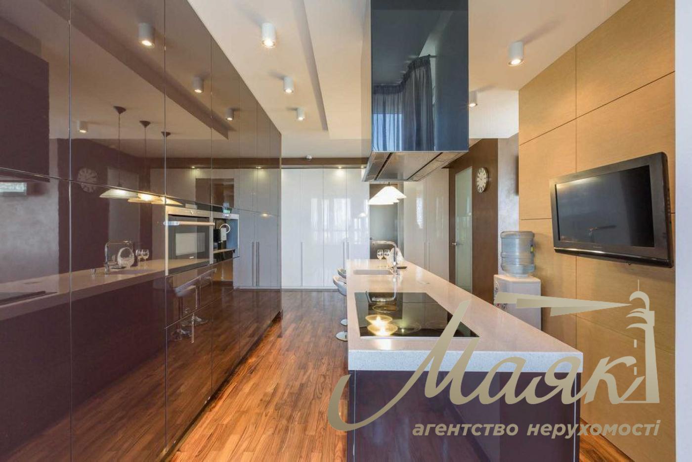 Sale of 4-room apartment, Kudryashova street 20, Vremena Goda residential complex, Solomensky district!