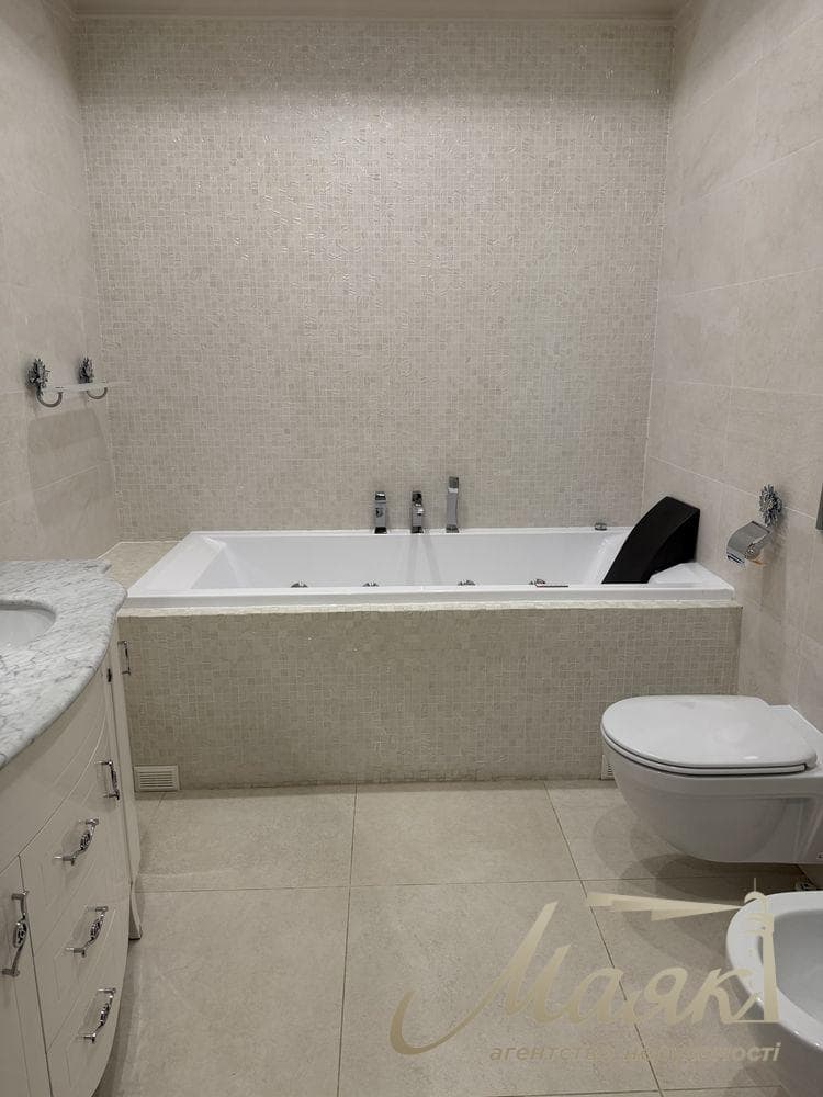 Оренда 200 м² сучасної квартири БЕЗ ВІДКЛЮЧЕНЬ, є інвертор, 2 паркомісця, 4 кімнати