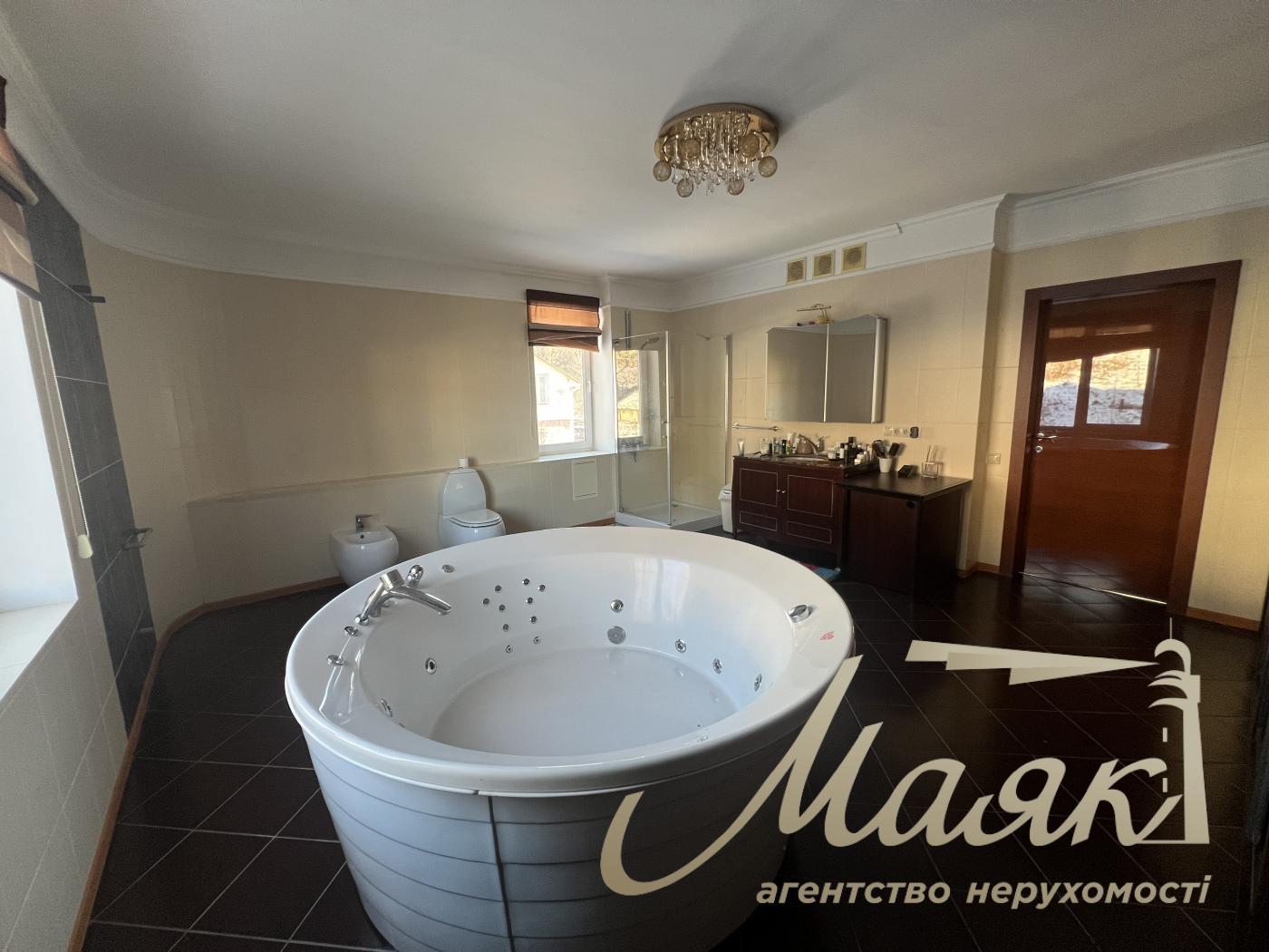 Rent of a 3-storey house 460m2, Goloseevsky district, Myshelovka.