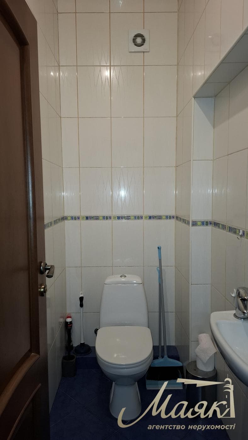 Rent a renovated 3-bedroom apartment in Kyiv, Right Bank, Solomyanskyi District, 40 Lypkivskoho St., Vokzalna Metro Station