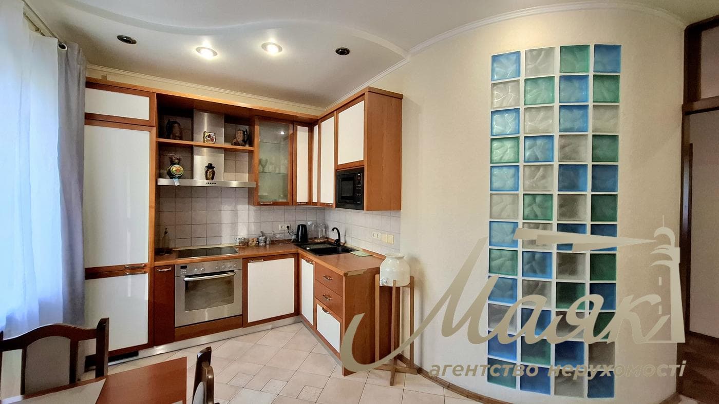 Rent a renovated 3-bedroom apartment in Kyiv, Right Bank, Solomyanskyi District, 40 Lypkivskoho St., Vokzalna Metro Station
