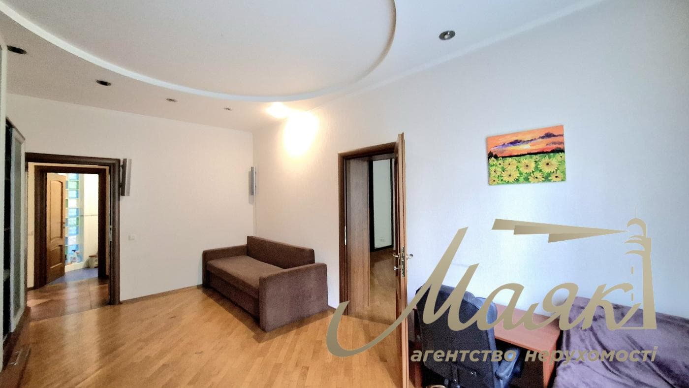 Rent a renovated 3-bedroom apartment in Kyiv, Right Bank, Solomyanskyi District, 40 Lypkivskoho St., Vokzalna Metro Station