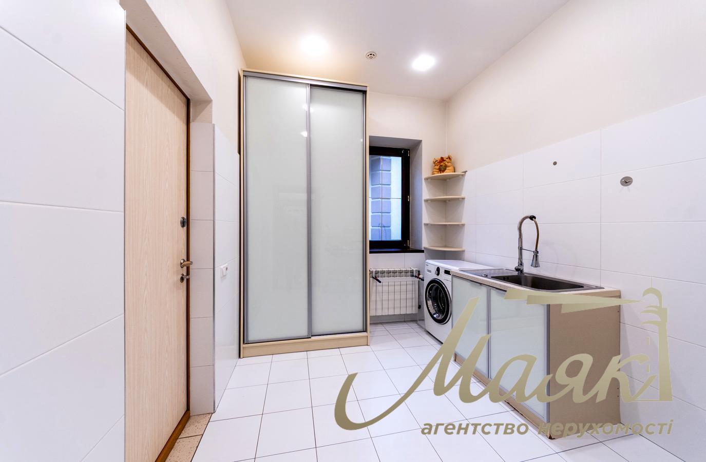 For sale house 400m2 in the village. Romankov, suburbs of Kiev, 18 acres, 8 km to Kiev, in Obukhiv district.