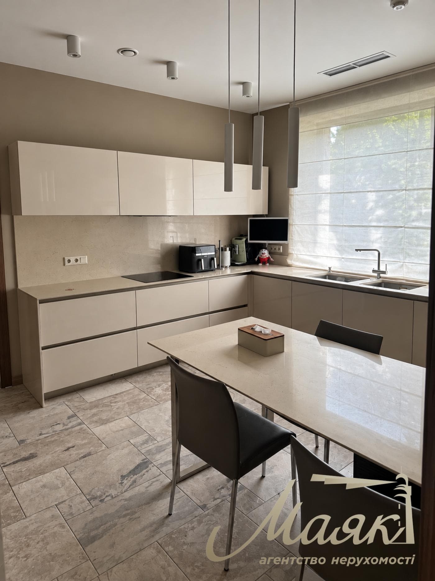 Оренда 2-поверхового будинку площею 375 м², житловий комплекс «Сонячна Долина», Романків