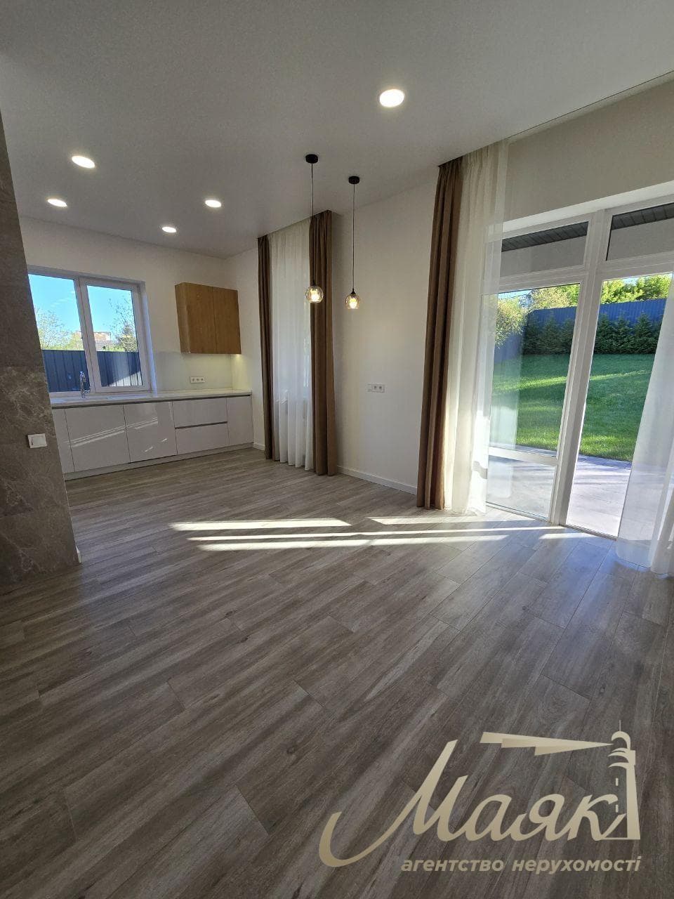 Оренда сучасного будинку площею 137 м² з каміном та терасою в Козині