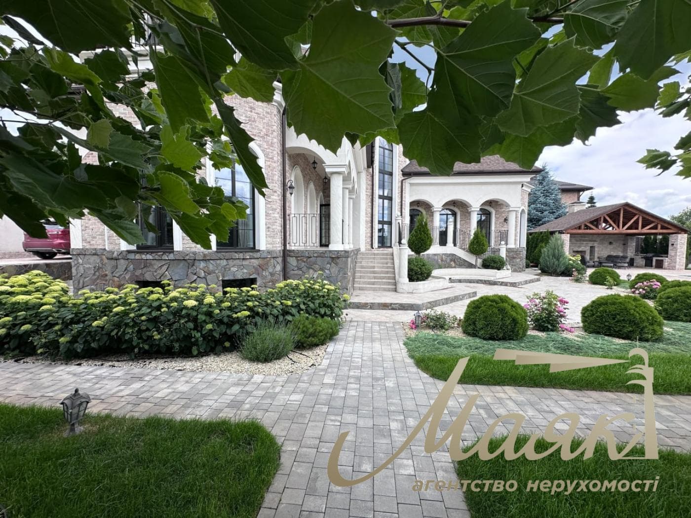Продаж резиденції/будинку площею 600 м² у с. Лісники, Київська область, Обухівський напрямок, 16 соток землі