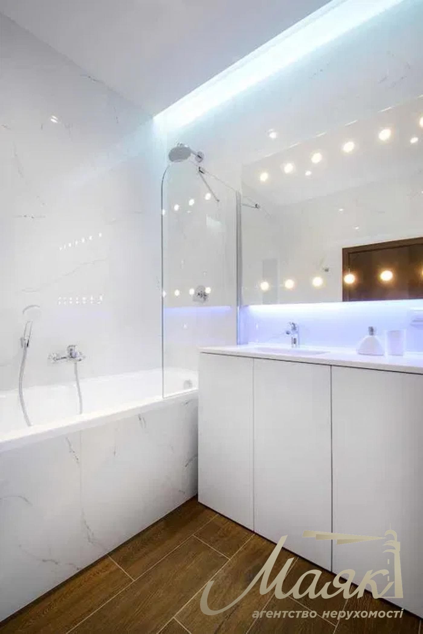 Rent 2k apartment LCD Novopecherskie Lipki, Dragomirova str. 17