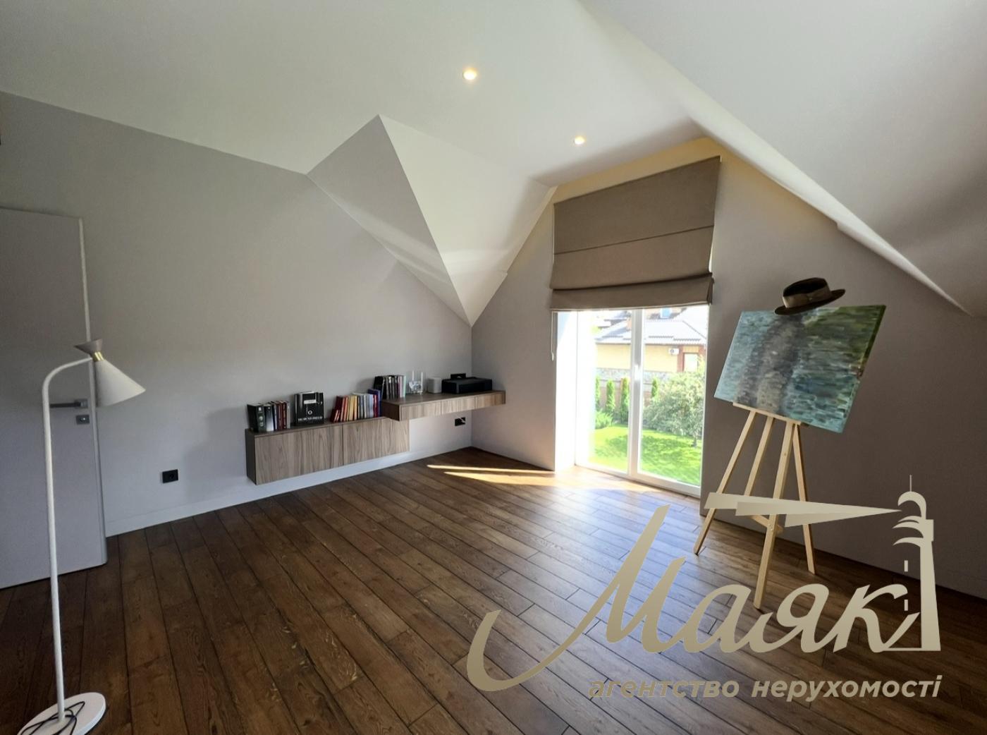 House for sale with designer renovation 356m2 in Ivankovichi