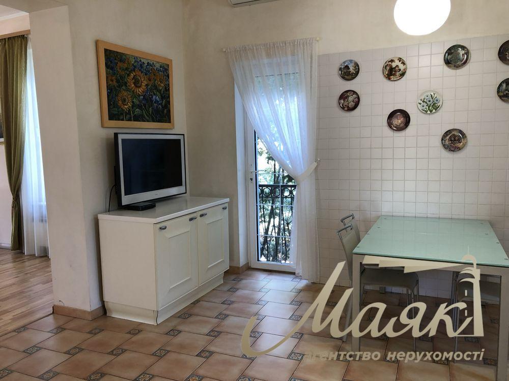 Продаж будинку з басейном у КМ "Золоті Ворота" Козин