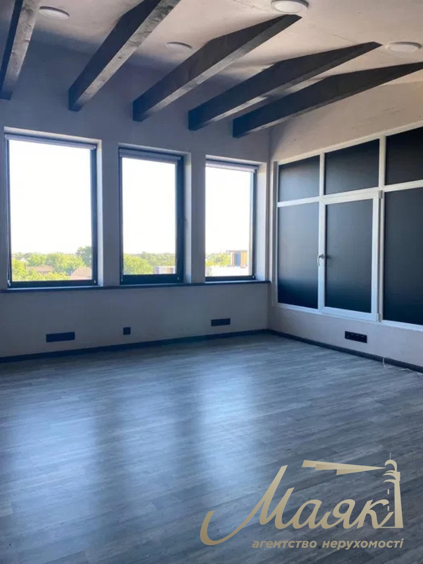 Оренда окремої будівлі площею 750 м² під офіс поруч із станцією метро «Осокорки», Дарницький район