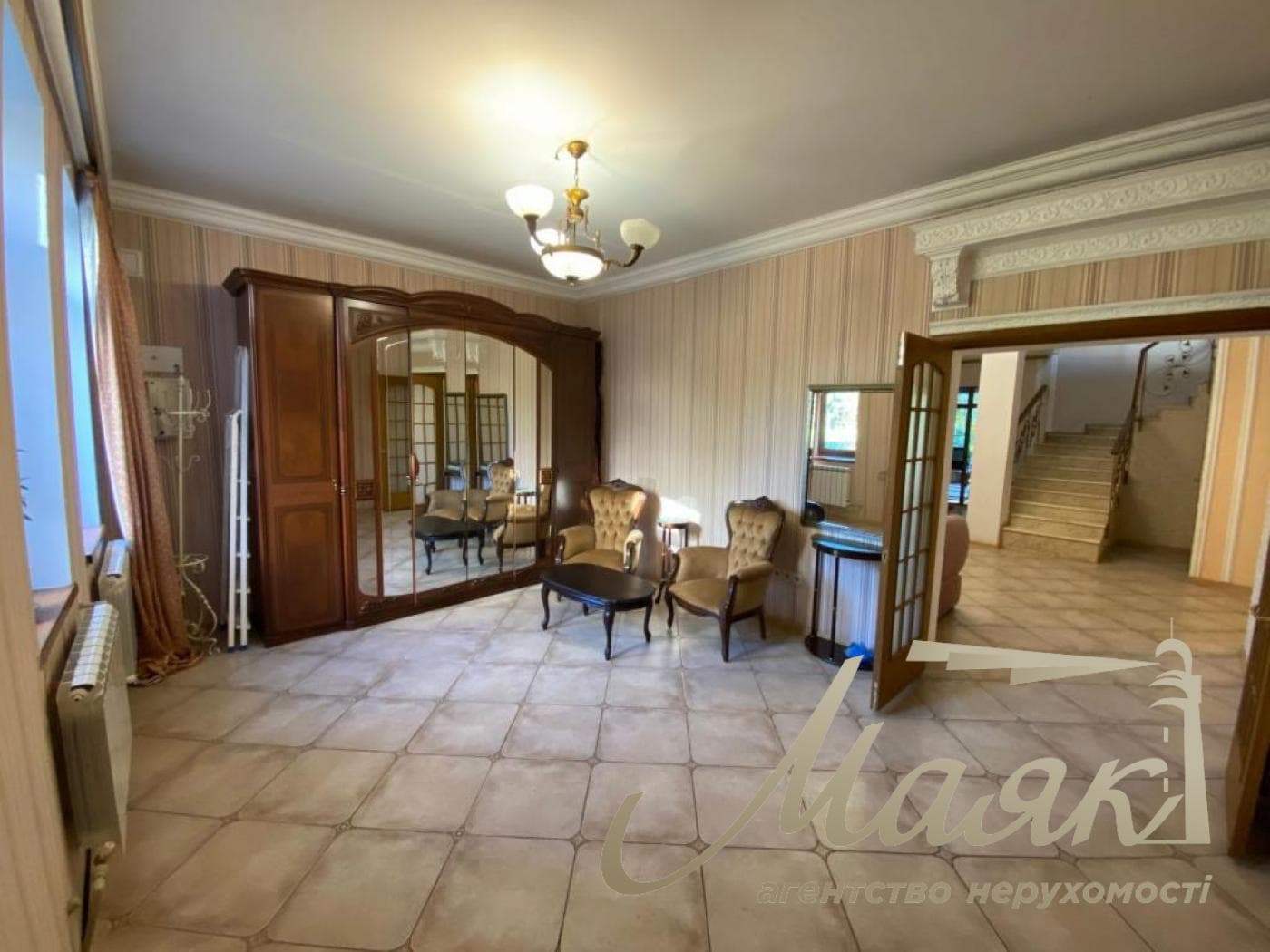 Оренда 3-поверхового будинку (250 м²) у Лесниках