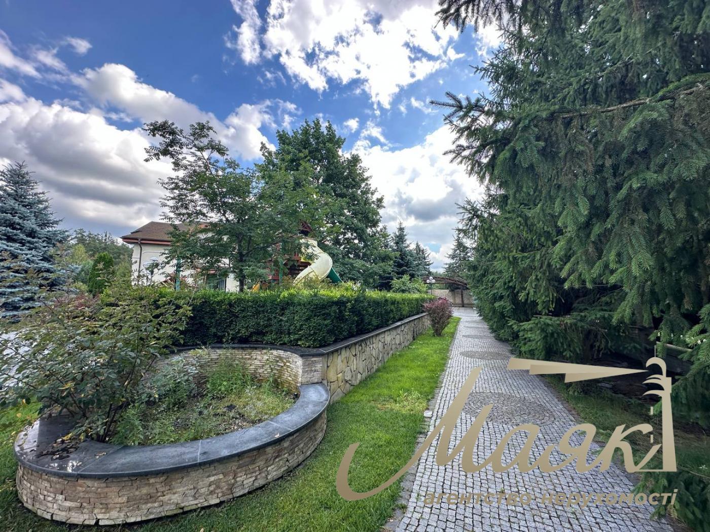 Оренда резиденції з двох будинків на 60 сотках землі в Хуторі Мриги, Голосіївський район, Київ.