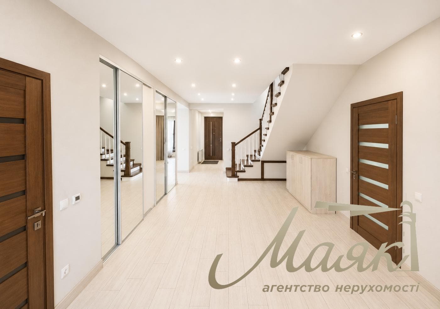 Оренда будинку площею 260 м² у житловому комплексі «Маєток», с. Іванковичі, 12 соток, генератор