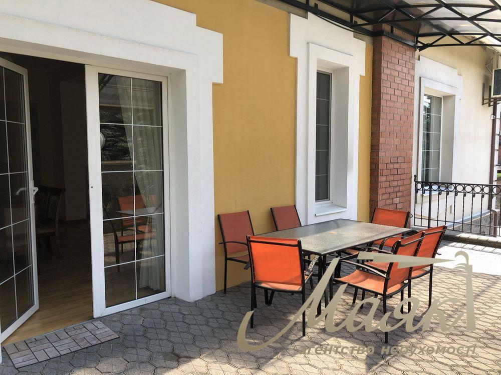 Продаж будинку з басейном у КМ "Золоті Ворота" Козин