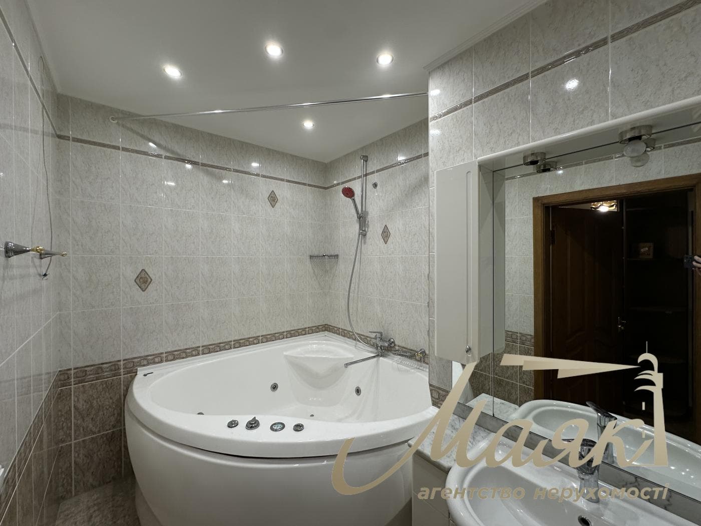 3-Bedroom Apartment (96 m²) for Rent at 9/1 Valeriy Lobanovskyi Ave.