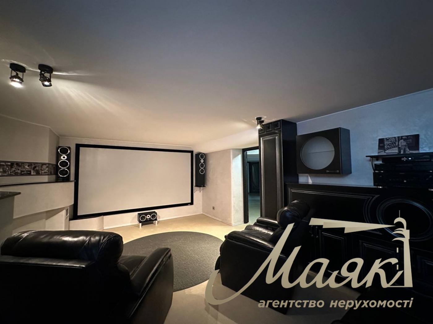 Оренда резиденції з двох будинків на 60 сотках землі в Хуторі Мриги, Голосіївський район, Київ.