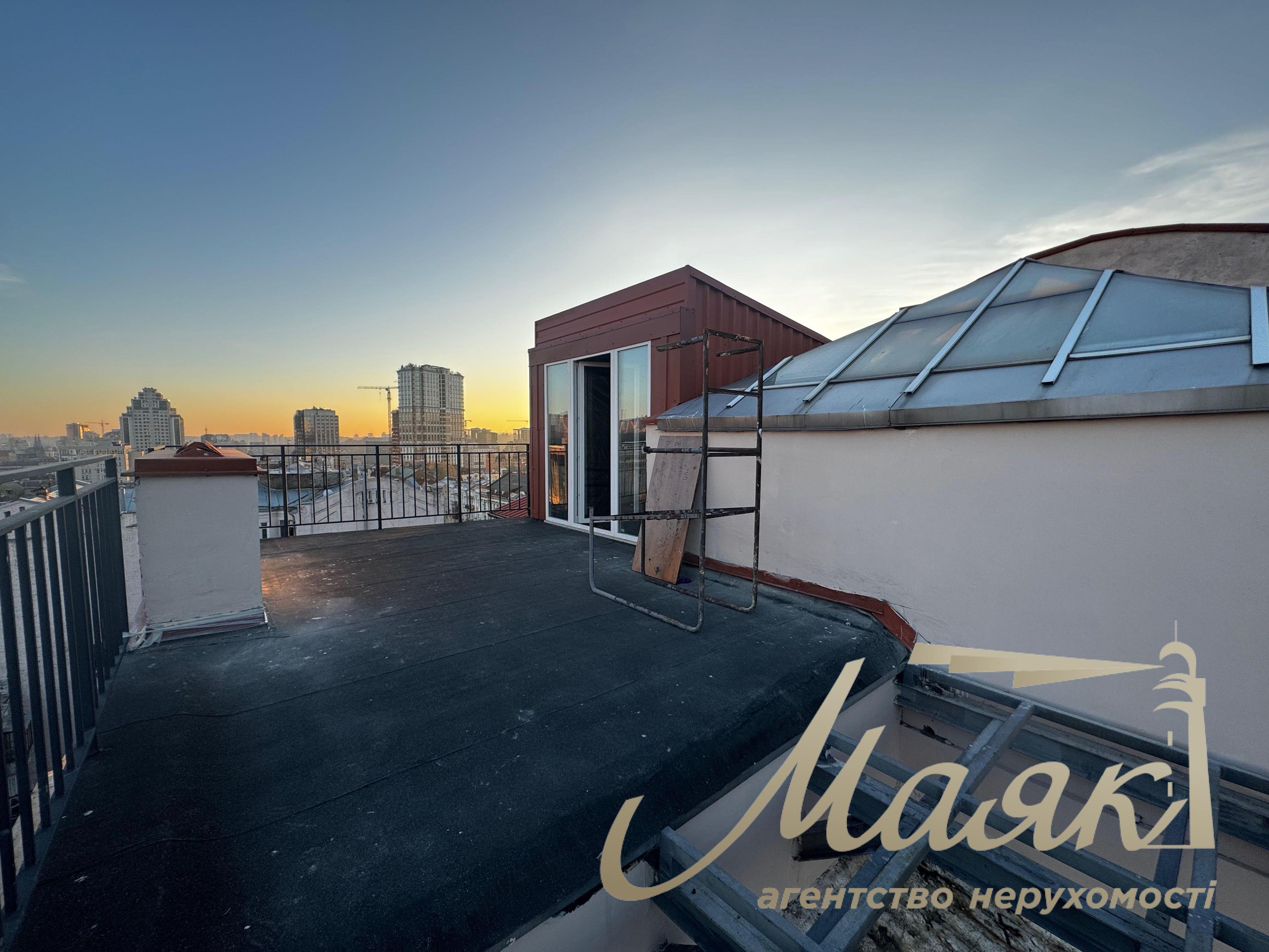 For sale penthouse with a terrace and a panorama of the center of Kiev, address: Antonovycha street 3A, area: 184 m² Pecherskiy district.