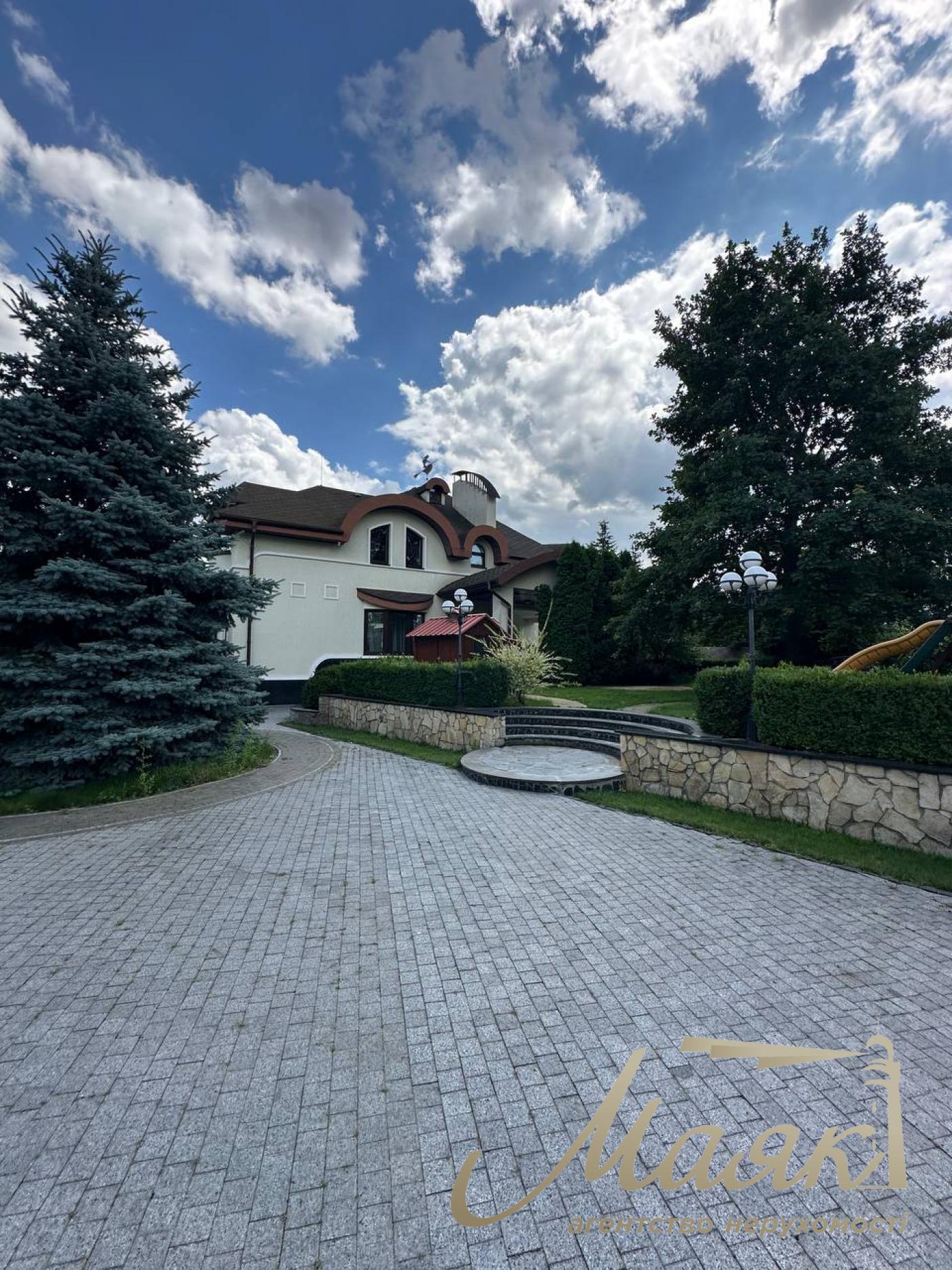 Оренда резиденції з двох будинків на 60 сотках землі в Хуторі Мриги, Голосіївський район, Київ.