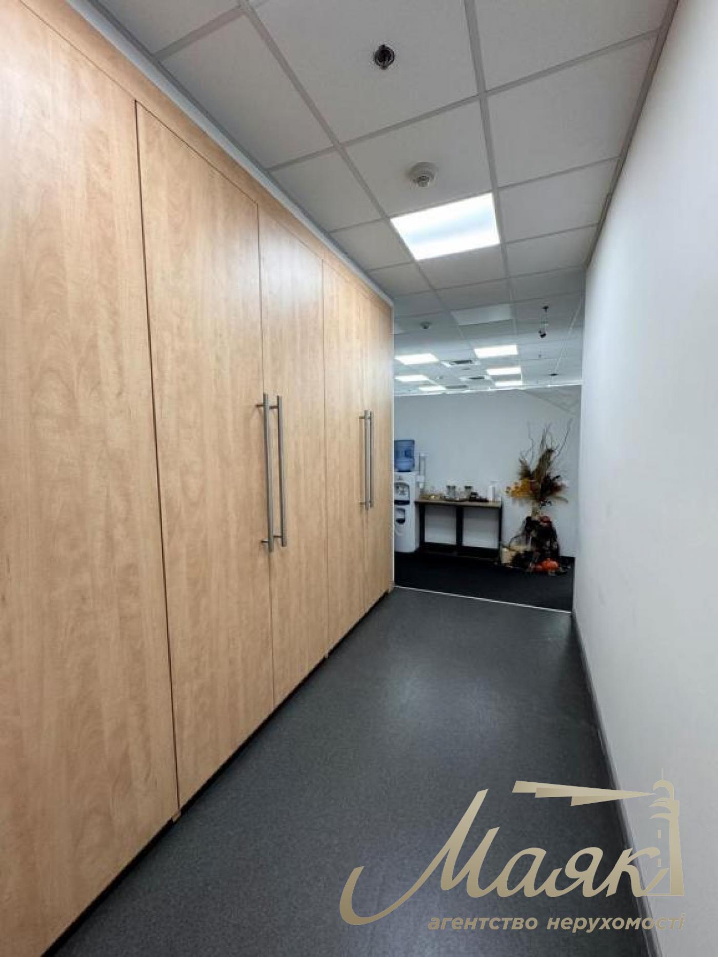 Оренда офісу 200 м.кв у БЦ Леонардо, вул. Богндана Хмельницького