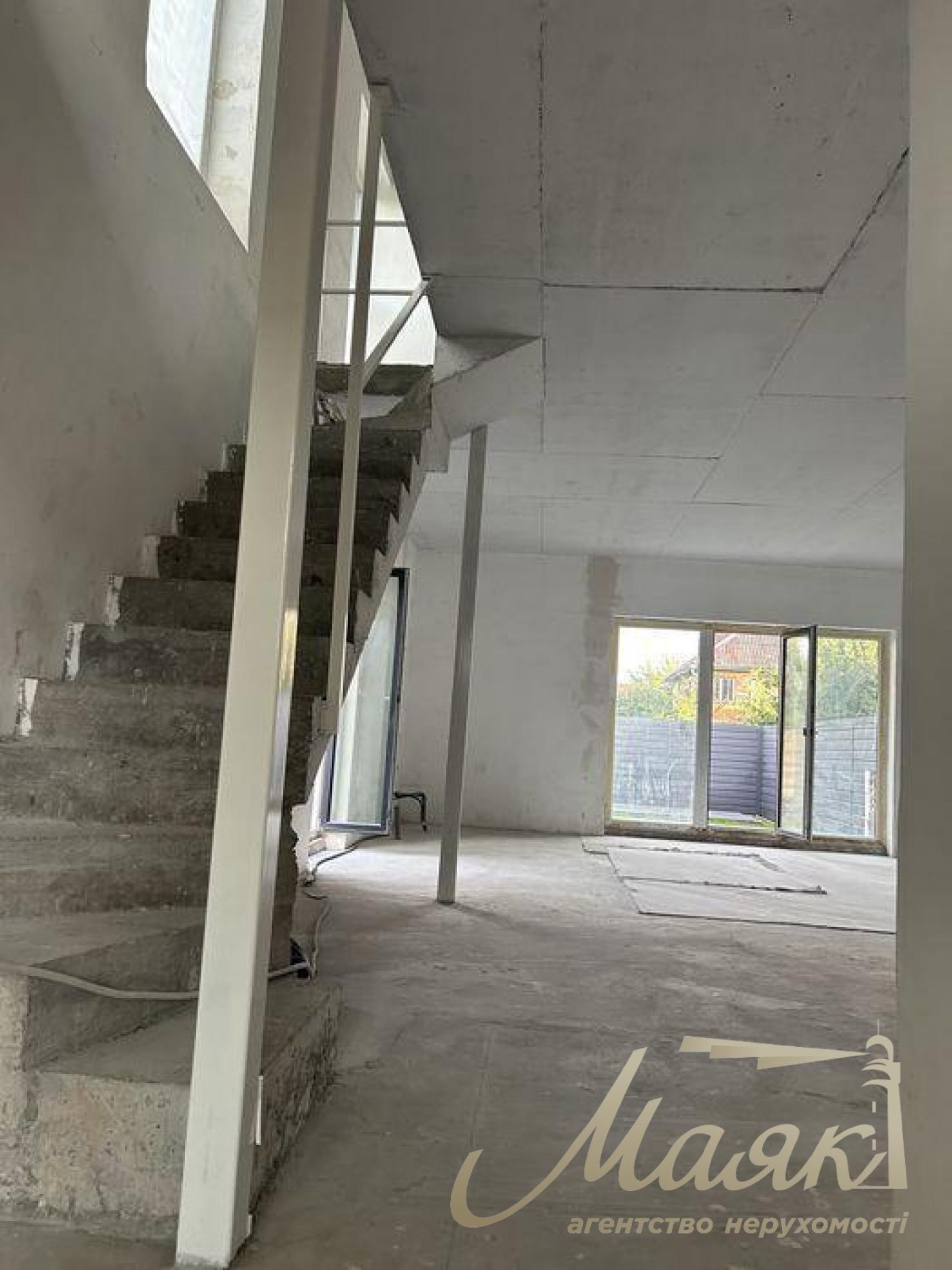 Продаж 2-х поверхового будинку 160 кв.м. Дарницький район. Біля метро і річки.