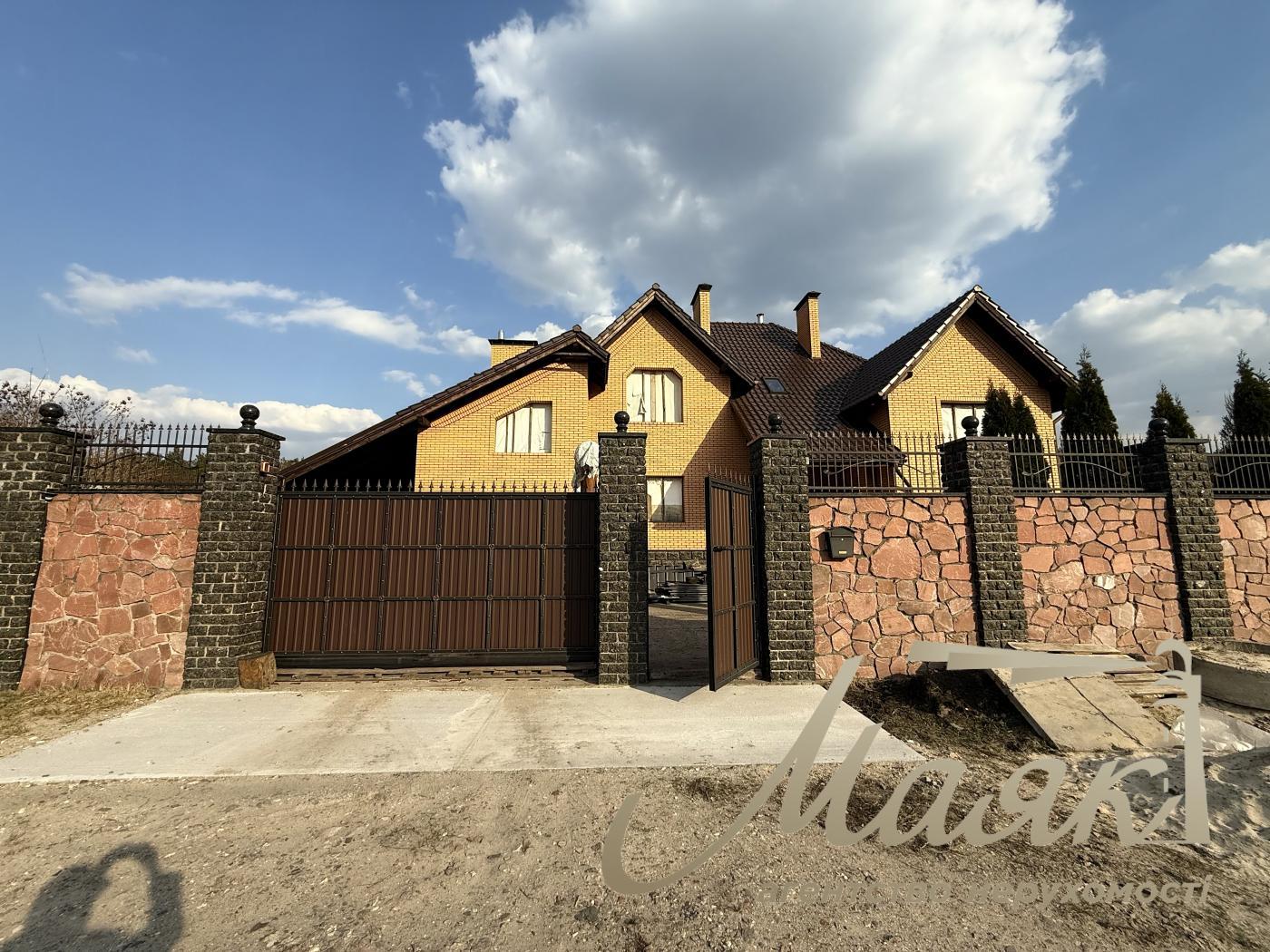 Продажа 2х-этажного дома 357.39м2 в с.Погребы, Броварский район.