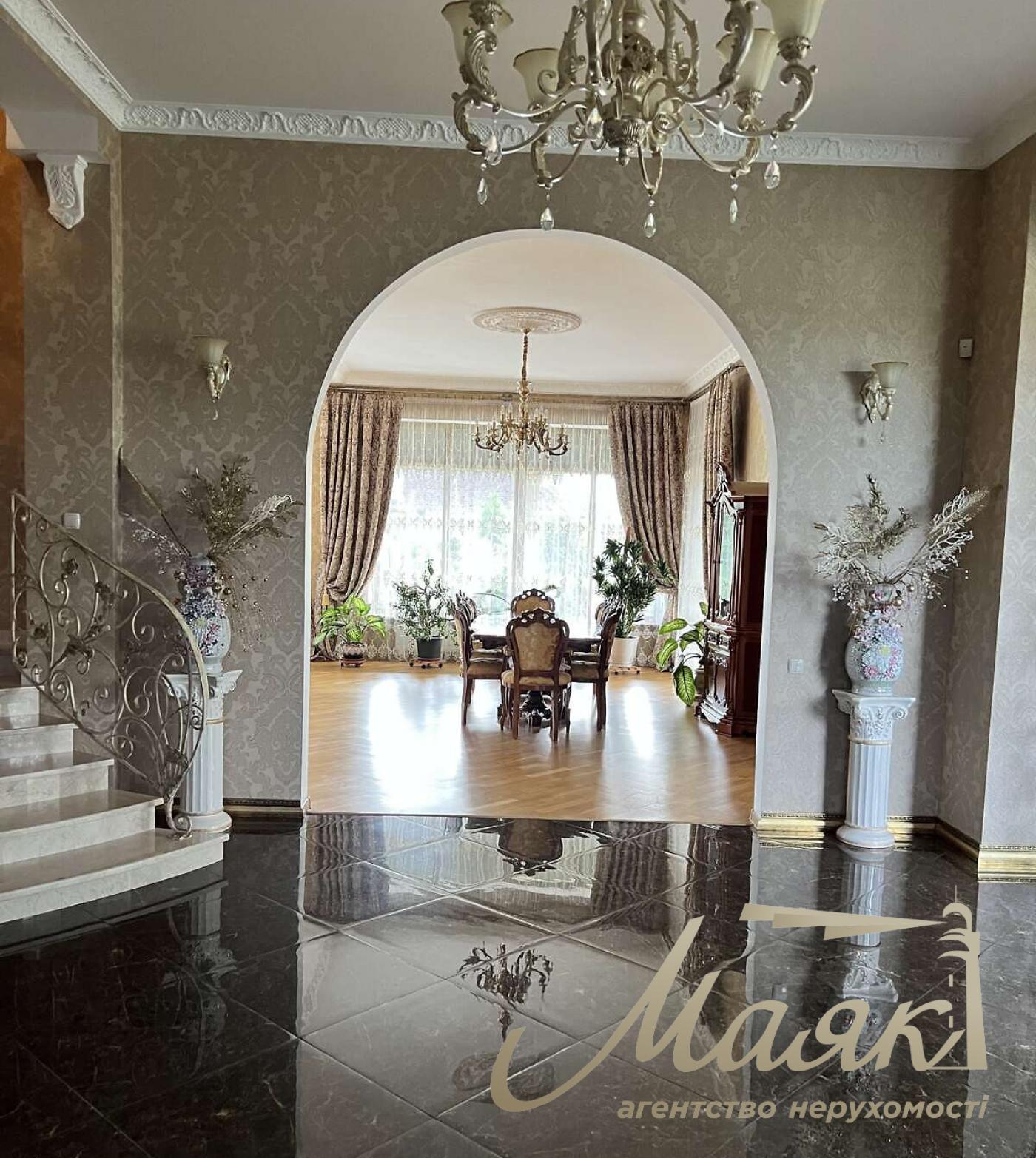 Продаж будинку з дизайнерським ремонтом у Нових Петрівцях, 35 соток, 650м2, вул. Івана Кудрі