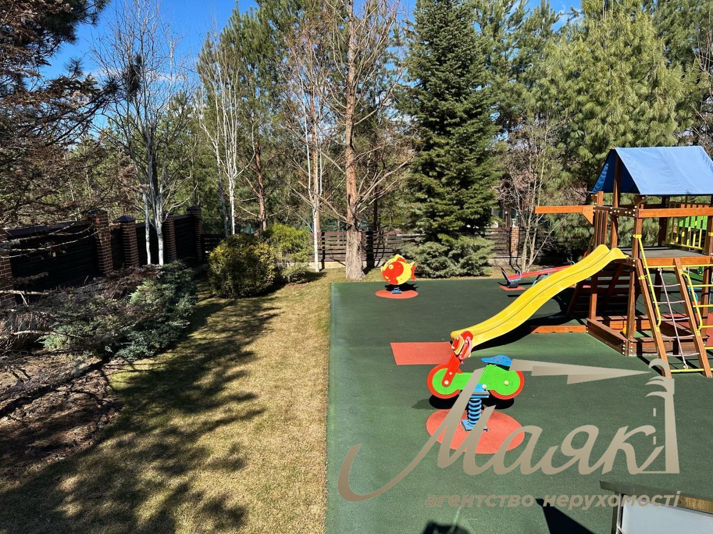 Пропонується до продажу будинок у лісовій зоні в селі Гореничі - в екологічно чистому місці серед сосен, поруч з озерами.