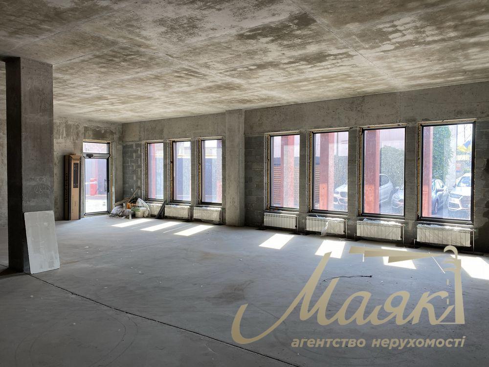 Аренда фасадного помещения 318 м² с рампой и парковкой — отдельностоящее здание