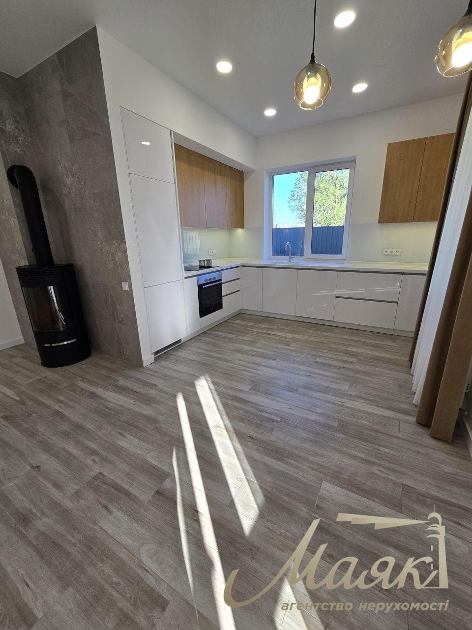 Оренда сучасного будинку площею 137 м² з каміном та терасою в Козині
