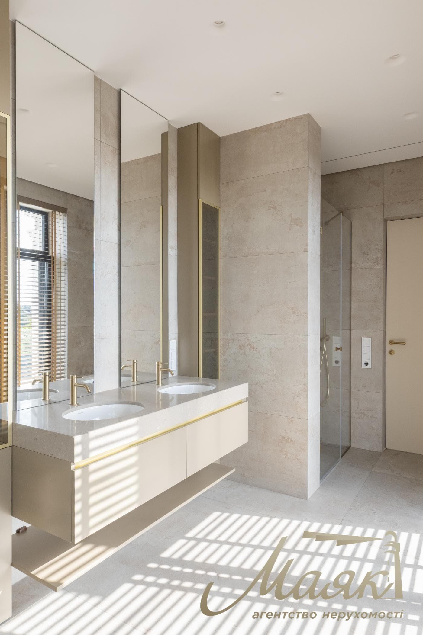 Продаж будинку площею 450 м² з басейном та гостьовим будинком у житловому комплексі «Хутір Ясний», Лесники