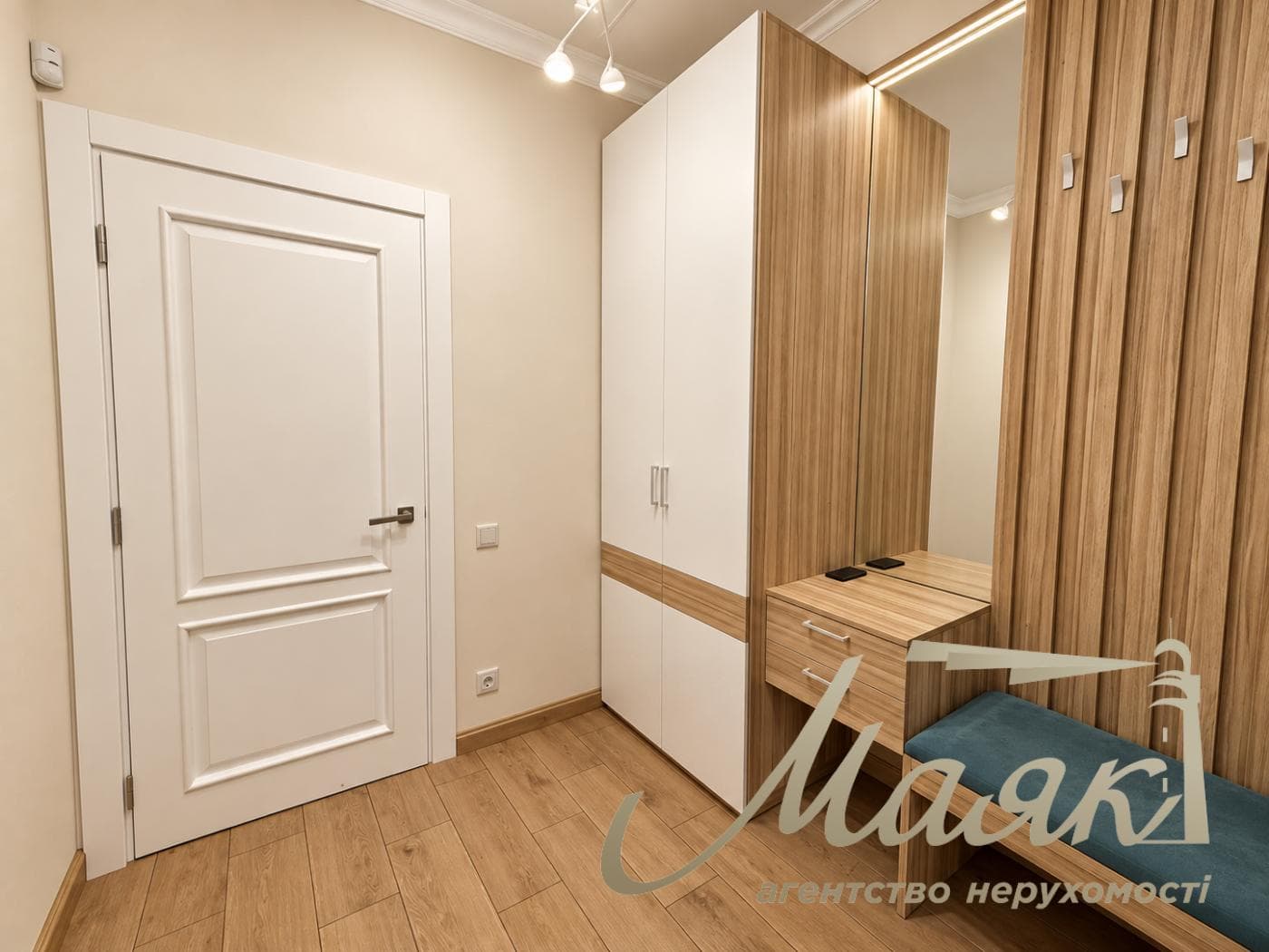 Продаж 3-поверхового будинку/таунхауса площею 95 м² з ремонтом у с. Ходосівка, Обухівський напрямок, Київська область, підвальне приміщення, газ.